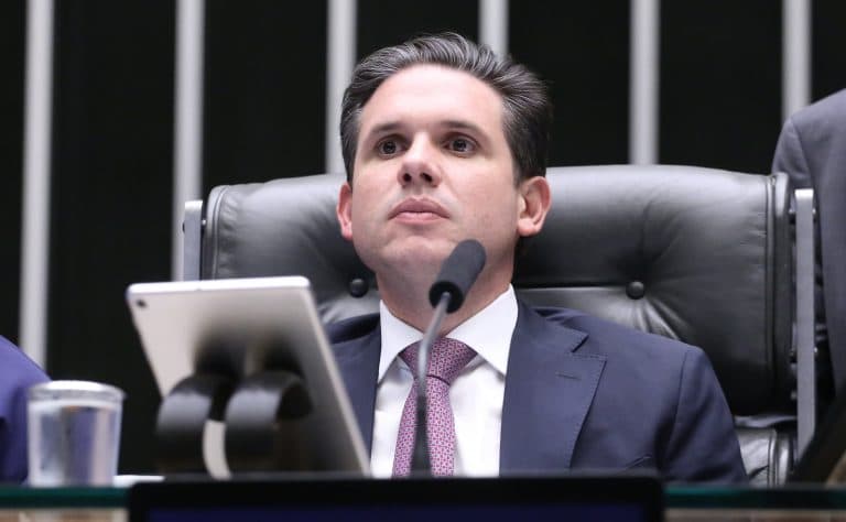 Câmara aprova corte de incentivos fiscais e Motta diz que país avança na justiça tributária