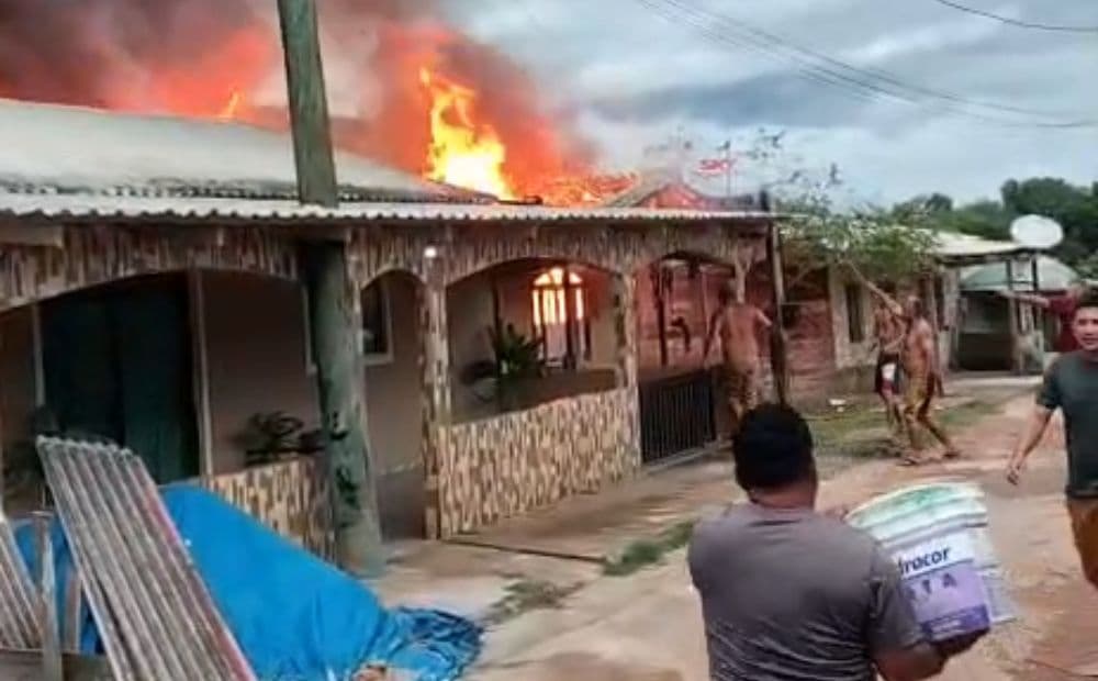 Incêndio de grandes proporções destrói casa no Careiro Castanho