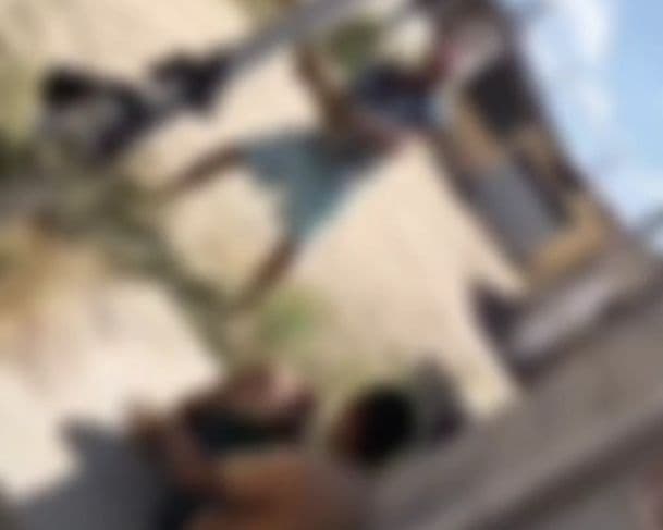 Imagens fortes: Suposto abusador de crianças é espancado e forçado a usar calcinha em Pernambuco