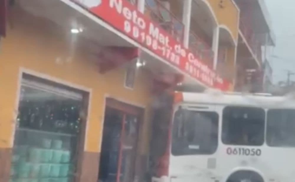 Motorista de ônibus perde controle e atinge loja de material de construção no Petrópolis
