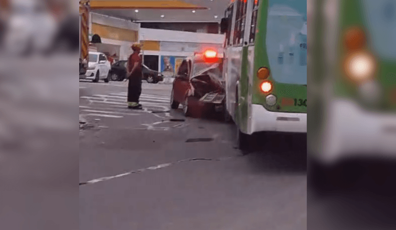 VÍDEO: Motorista fica preso às ferragens em acidente entre carro e ônibus no Educandos
