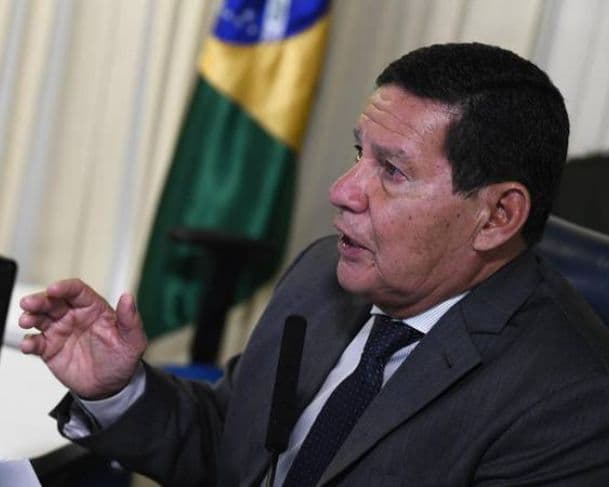 General Mourão defende prisão domiciliar para Bolsonaro e manifesta preocupação “pode morrer de um dia pro outro”