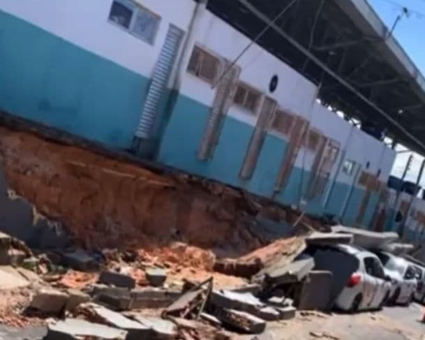 Desabamento de muro atinge 7 veículos no bairro do Crespo durante tempestade em Manaus