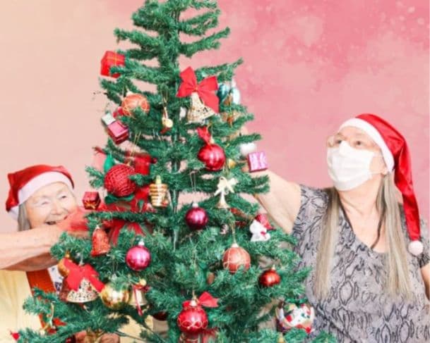 Excessos nas festas de fim de ano podem agravar sintomas da menopausa, alerta especialista