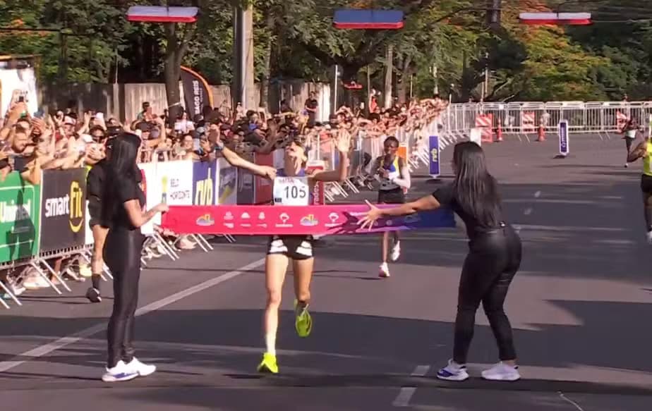 Amanda de Oliveira quebra domínio africano e vence a Volta Internacional da Pampulha