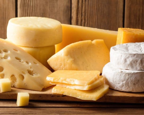 Novo estudo associa consumo diário de queijo a menor risco de demência