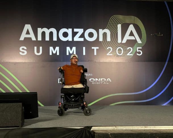 Marcos Rossi emociona plateia no fim do primeiro dia de palestras do Amazon IA Summit 2025