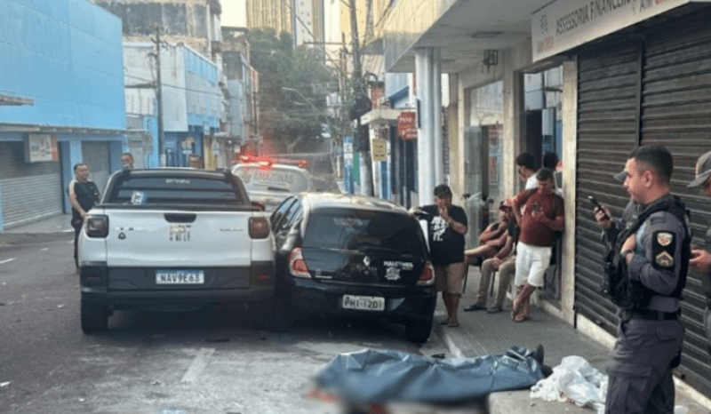 VÍDEO: Vigilante é arremessado ao ser atingido por carro no Centro de Manaus