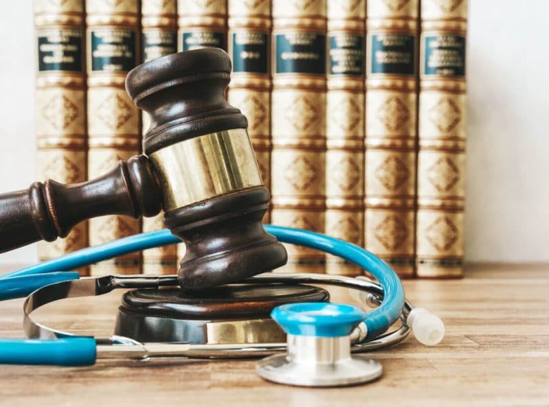 Justiça determina que plano de saúde custeie internação de adolescente na UTI em Manaus