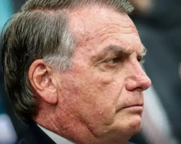 Bolsonaro pede autorização para receber visita do filho Carlos