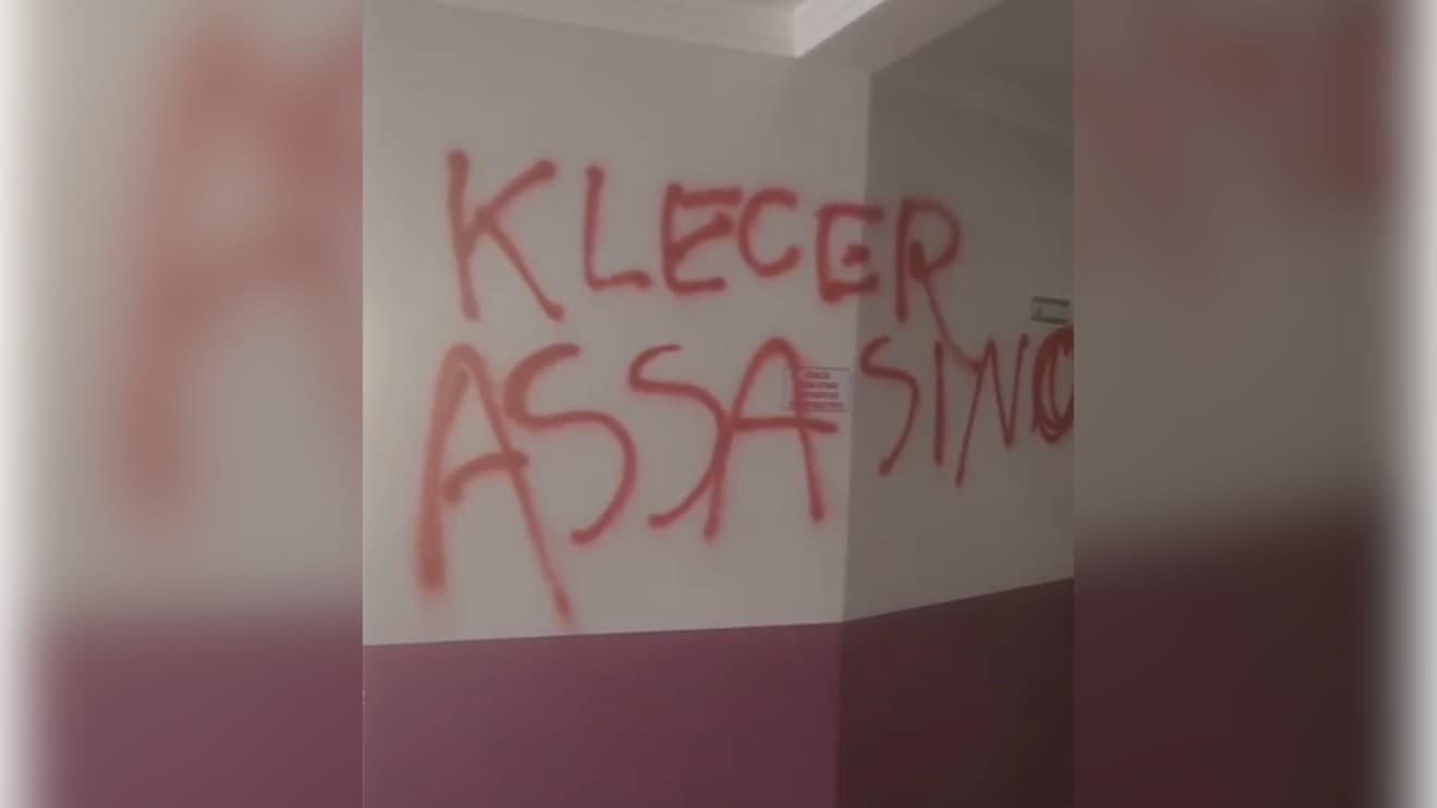 VÍDEO: Apartamento de síndico preso por morte de corretora é invadido e vandalizado