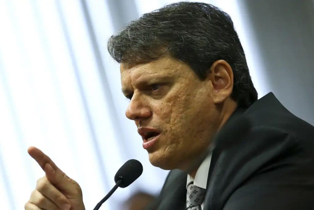 Tarcísio admite ruído com família Bolsonaro para apoiar candidatura de Flávio