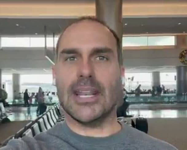 Eduardo Bolsonaro critica postura da Polícia Federal e diz que não pode retornar ao Brasil