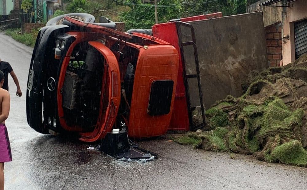 Caçamba perde o controle e tomba em ladeira na zona Leste de Manaus