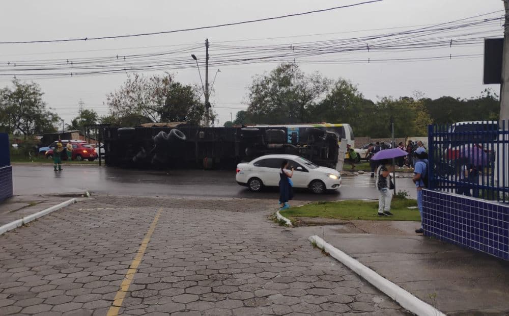 Caçamba tomba no Distrito Industrial durante forte chuva em Manaus; vídeo