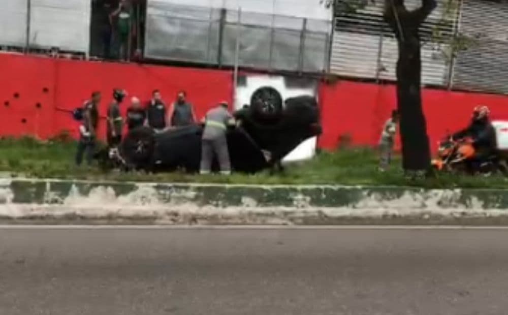 Carro capota após colisão com caminhão na Av. Rodrigo Otávio e trânsito trava no Japiim