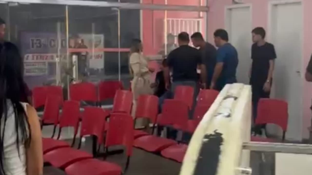 Desentendimento no trânsito termina em luta corporal na Delegacia da Mulher em Manaus