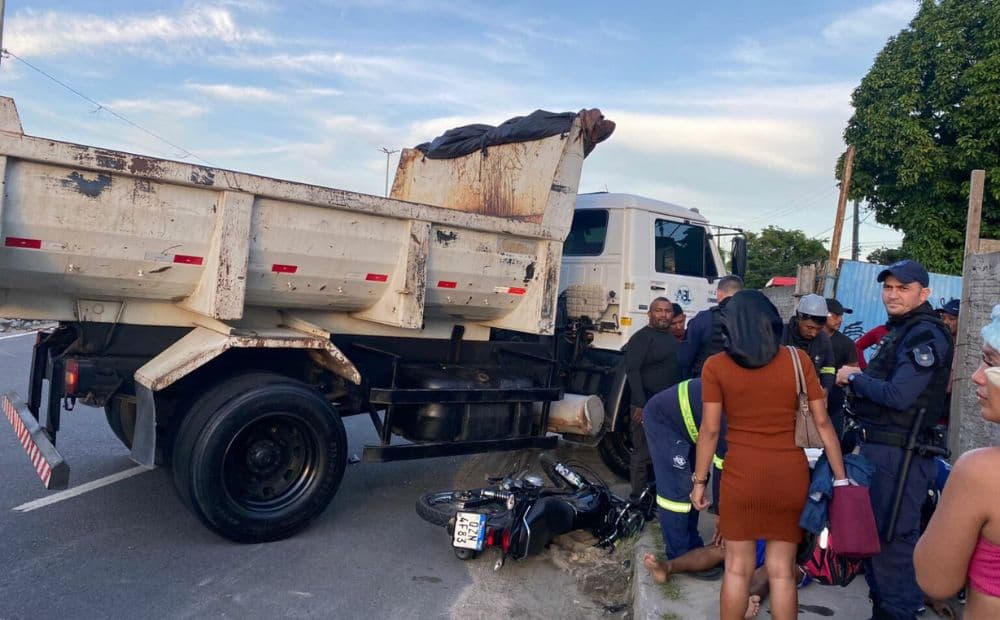 Motociclista fica ferido após colisão com caminhão na zona Norte de Manaus