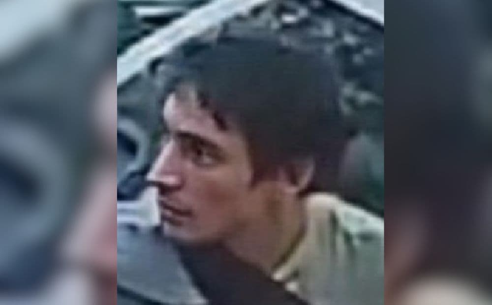 Homem suspeito de invadir e furtar loja em Manaus é procurado pela polícia