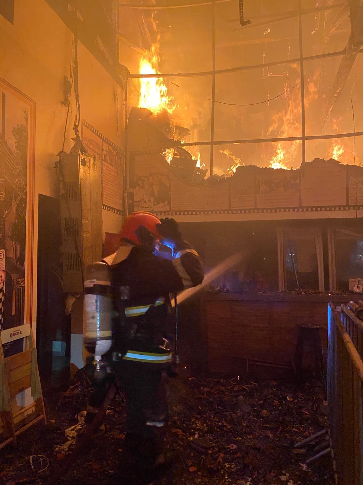Incêndio no Bar Caldeira comprometeu cerca de 40% da estrutura do prédio, diz o Corpo de Bombeiros   