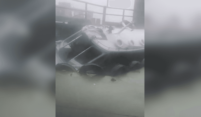 Ventania tomba embarcação de passageiros no Porto da Ceasa