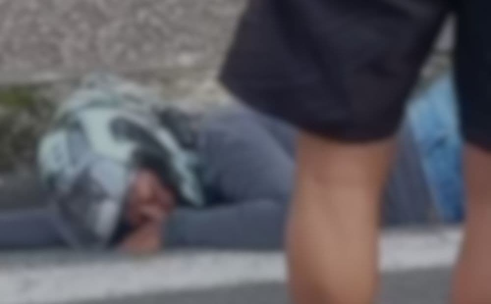 Acidente grave deixa motociclista desacordada na avenida Darcy Vargas