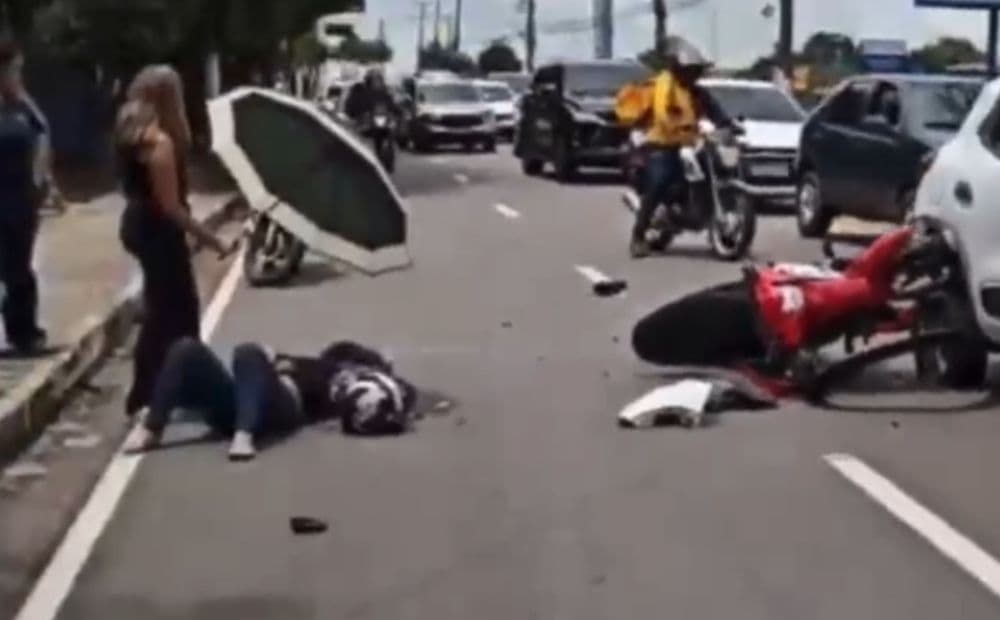 Mulher fica ferida após colisão entre moto e carro na avenida Pedro Teixeira