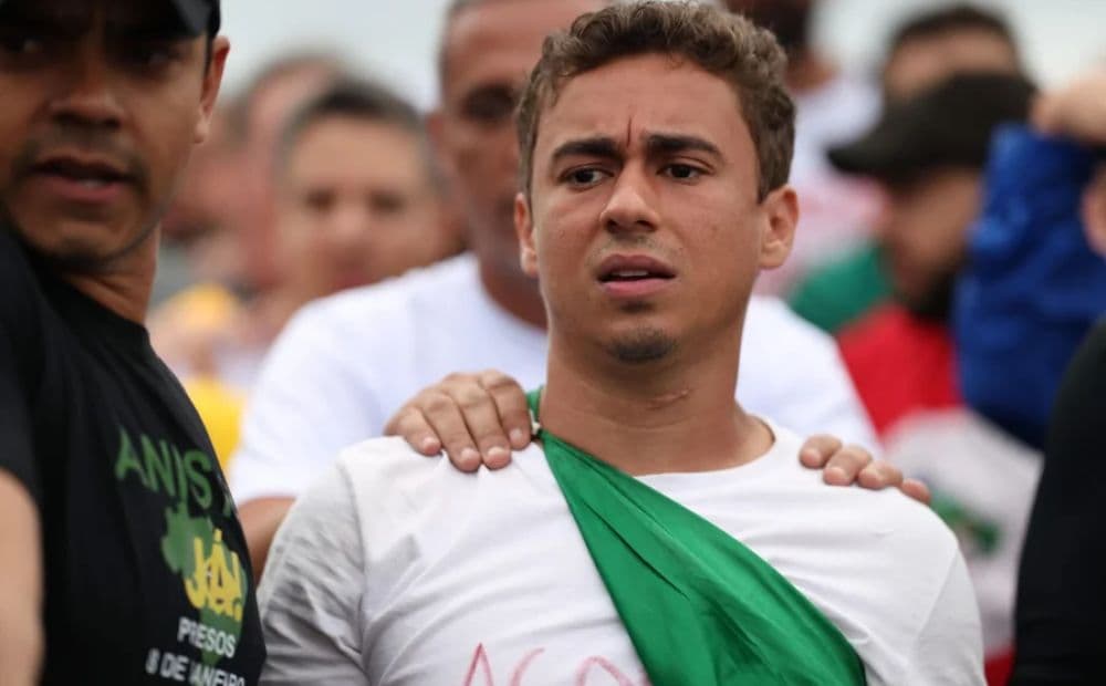 Nikolas começa a usar colete à prova de balas durante caminhada