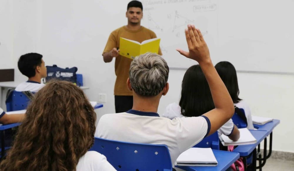 MEC fixa piso salarial dos professores acima de R$ 5 mil para 2026