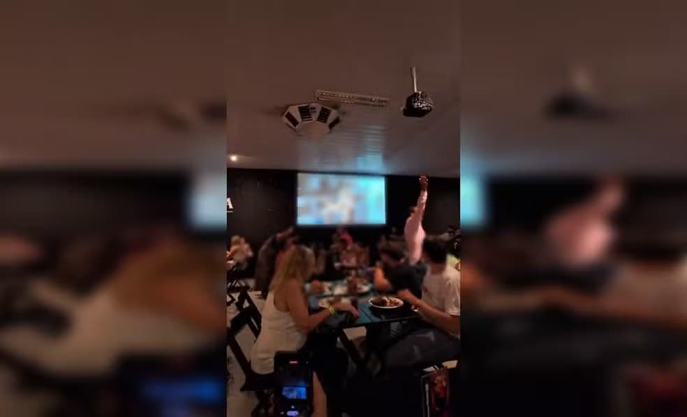 Telão de restaurante exibe vídeo adulto após suposta invasão de sinal em SP