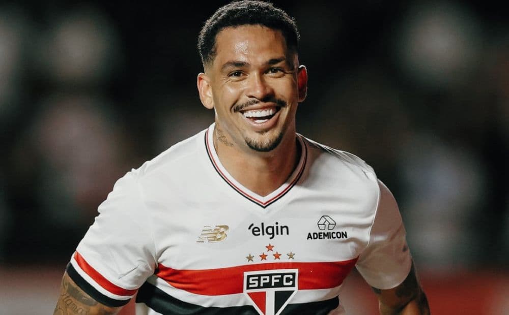 São Paulo vira sobre o Flamengo no MorumBis e estreia com vitória no Brasileirão