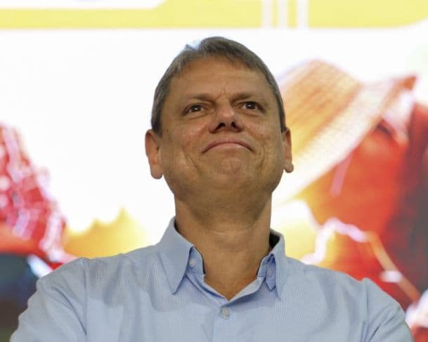 Tarcísio de Freitas reforça que não será candidato a presidência: “O meu nome a partir de agora é o Flávio Bolsonaro”