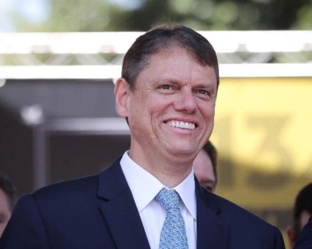 Defesa de Bolsonaro solicita ao STF que ex-presidente receba visita de Tarcísio de Freitas