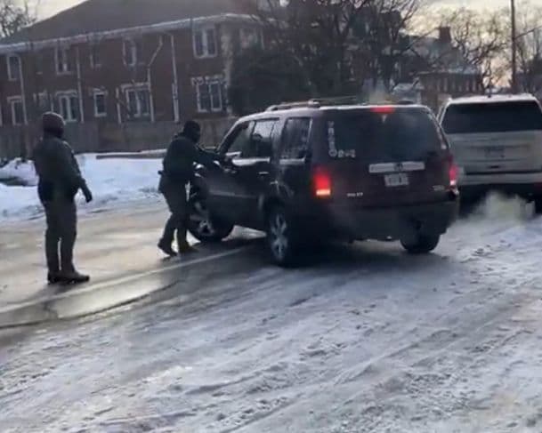 Mulher é morta a tiros por agente do Serviço de Imigração dos Estados Unidos