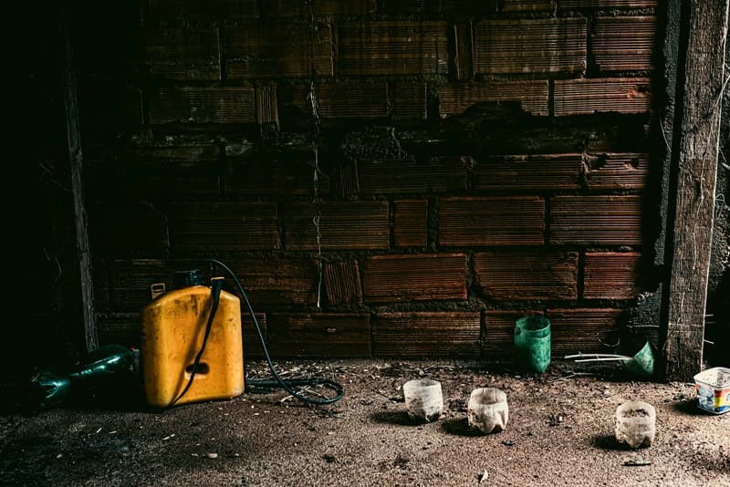 Empresa é condenada a indenizar funcionário por acomodações degradantes no trabalho