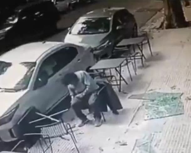 Painel de vidro de prédio despenca e atinge cliente em mesa de café