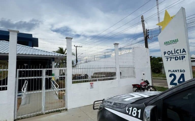 Mãe é presa por tortura após padrasto arremessar filho pela janela em Novo Airão