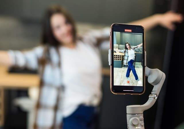 Gerente demitida por dançar no TikTok consegue anular justa causa em Manaus