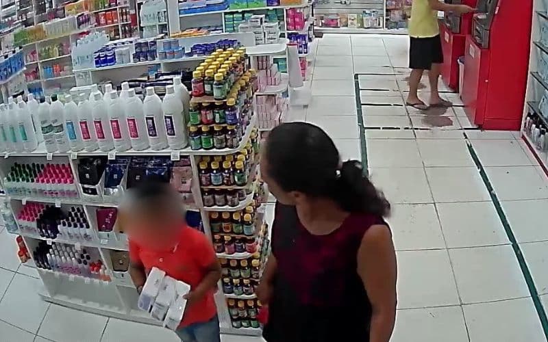 VÍDEO: Mulher usa criança para furtar produtos de farmácia no Jorge Teixeira