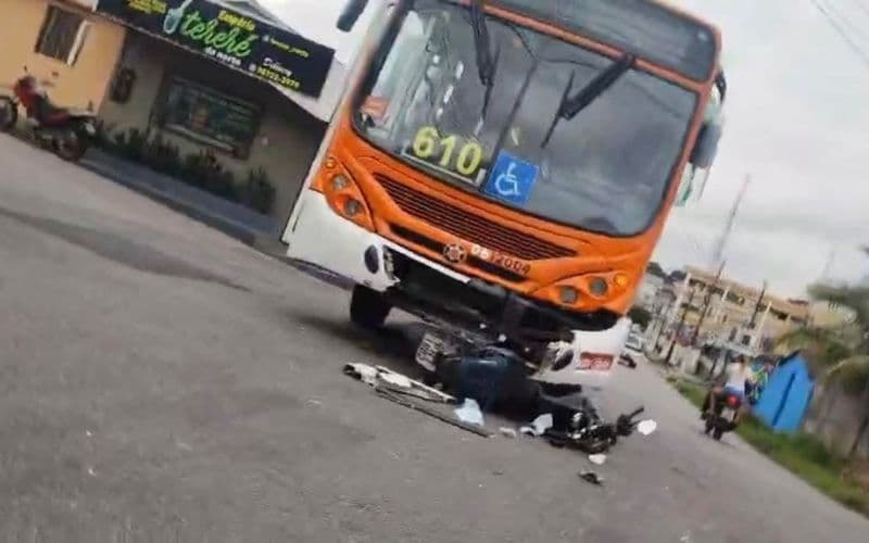 Colisão faz motocicleta parar embaixo de ônibus no bairro Petrópolis