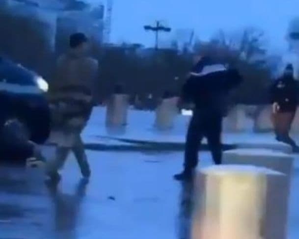 Homem armado com faca ataca guardas em Paris; Macron fala em ataque terrorista