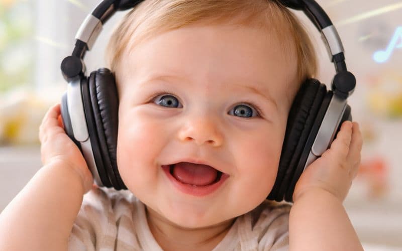 Estudo revela que bebês já nascem com ritmo musical, mas melodia é aprendida