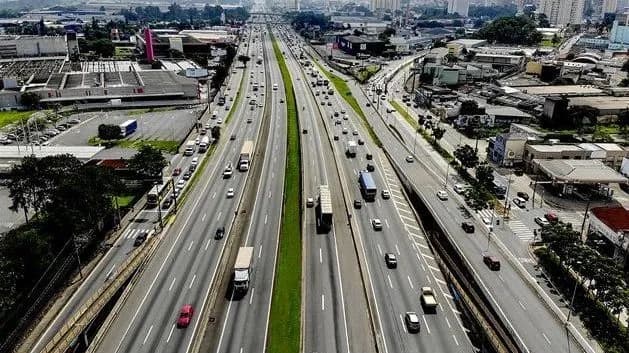 PRF restringe circulação de veículos de carga em rodovias federais durante feriados de 2026