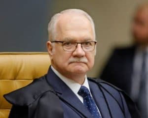 Fachin dá a Mendonça 24 horas para retirar sigilo do caso Master