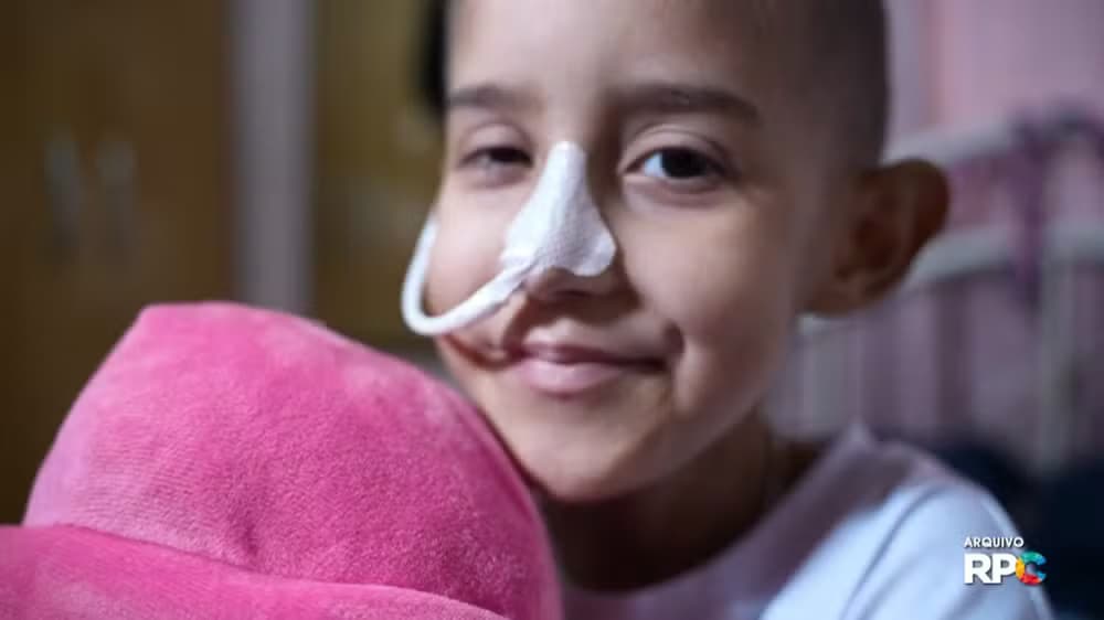 Menina com câncer, que teve R$ 2,5 milhões desviados do seu tratamento, morre no Paraná