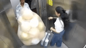 VÍDEO: Explosão de balões dentro de elevador deixa 3 pessoas feridas na Índia