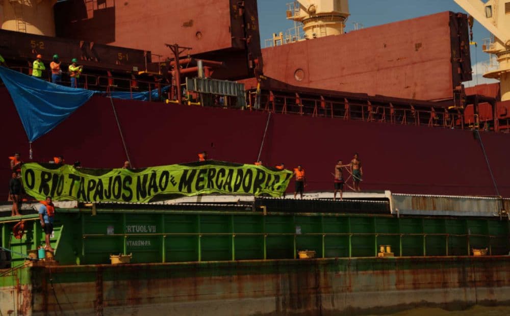Indígenas ocupam balsa no rio Tapajós durante protesto contra hidrovias