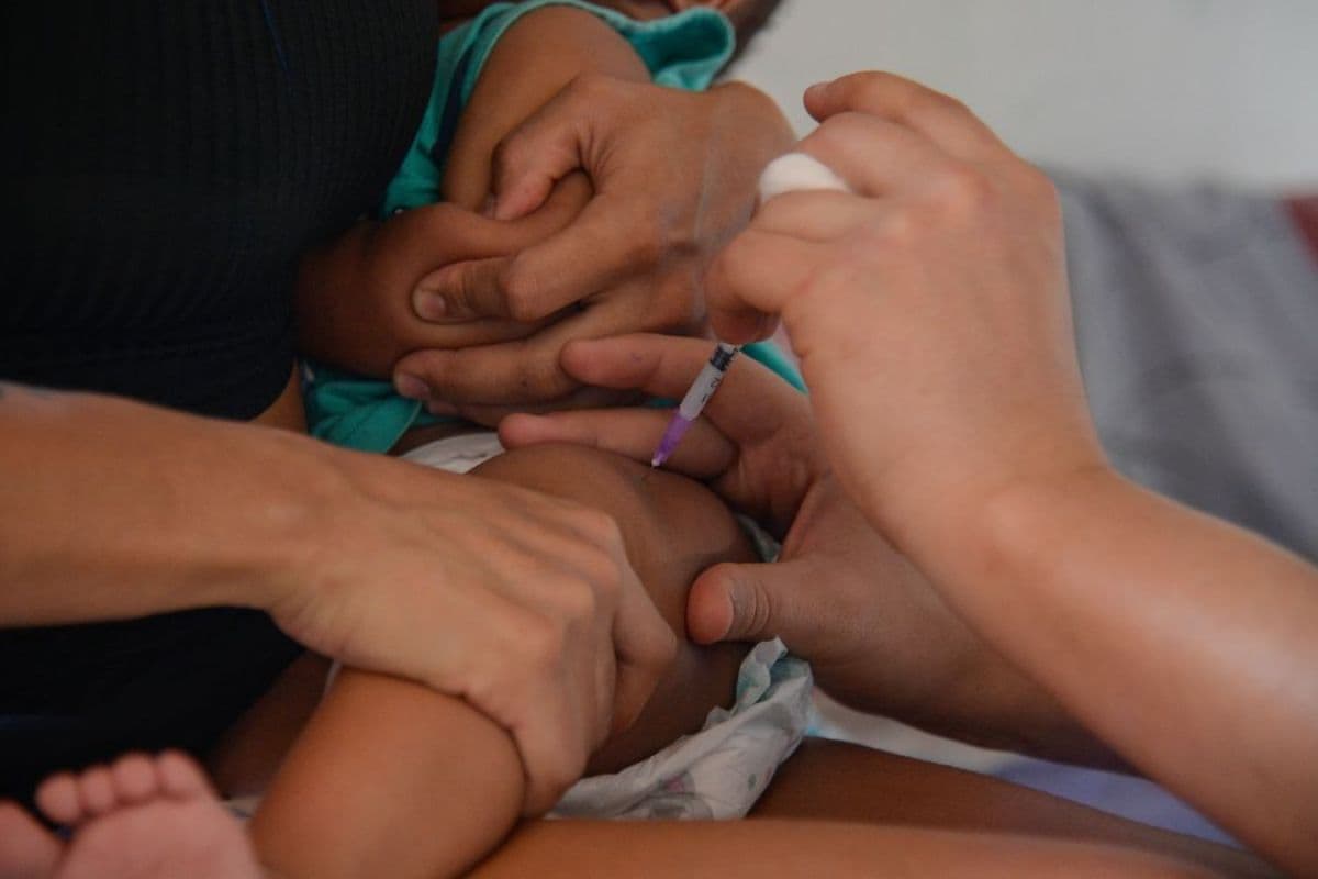 SUS amplia proteção infantil e começa aplicar vacina contra bronquiolite em bebês