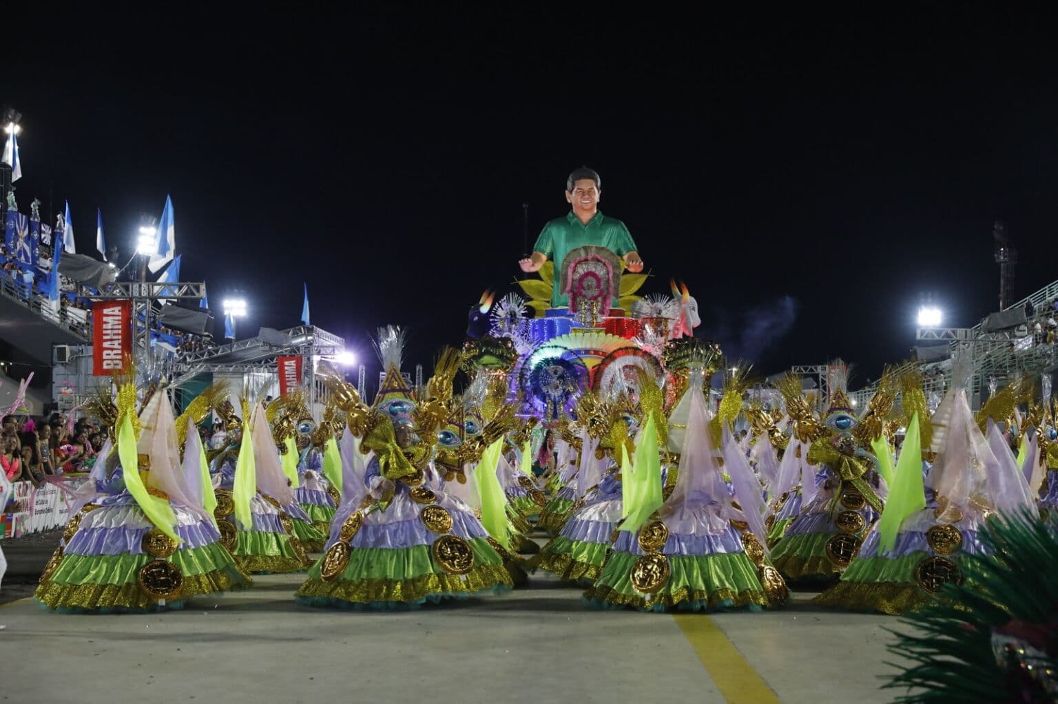 Madrugada de brilho e tradição marca encerramento do Carnaval na Floresta 2026
