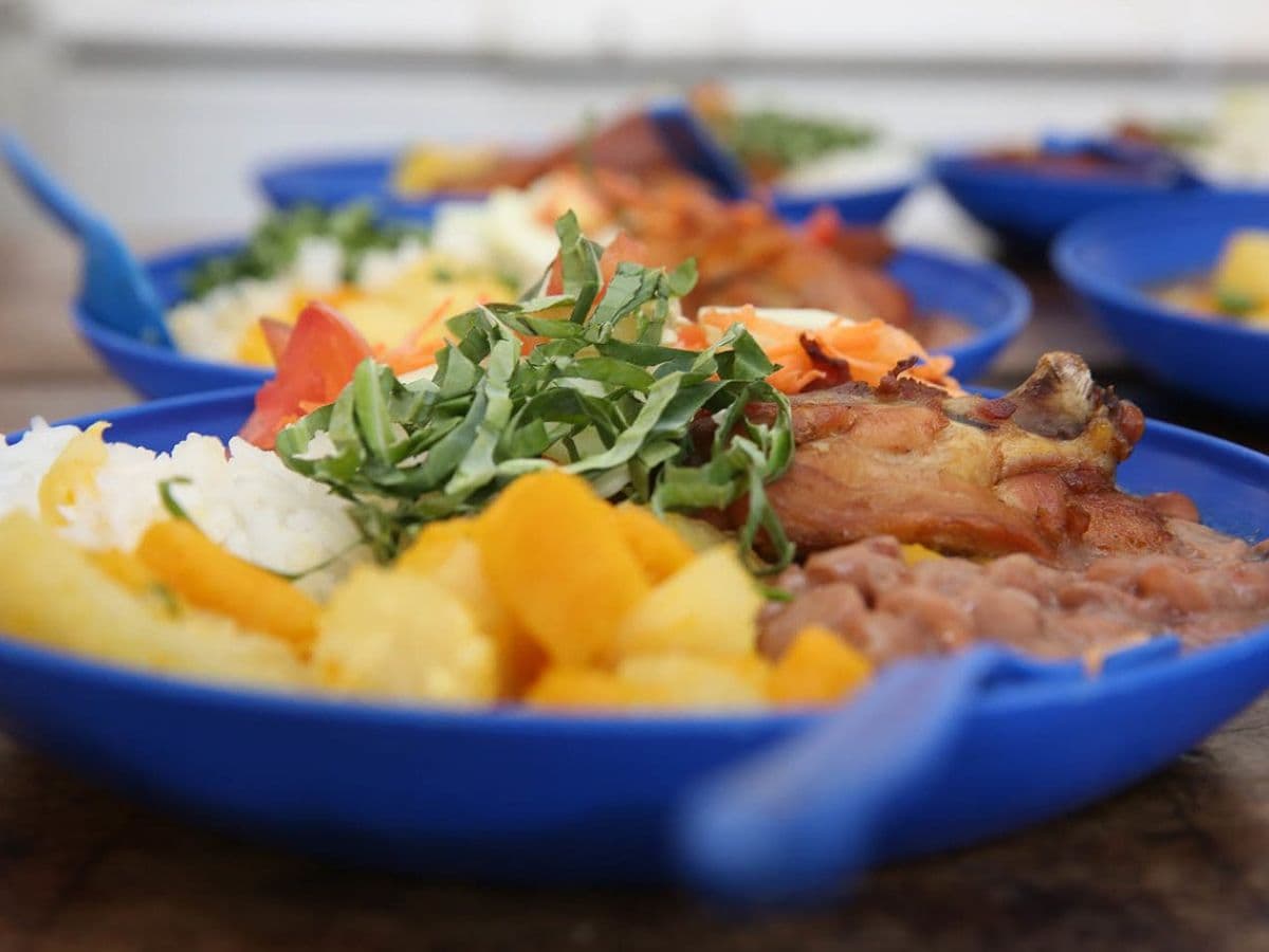 Professores podem passar a ter direito à merenda escolar, aprova comissão da Câmara